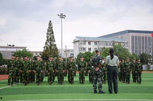 军训吊带姐吃瓜,揭秘背后故事