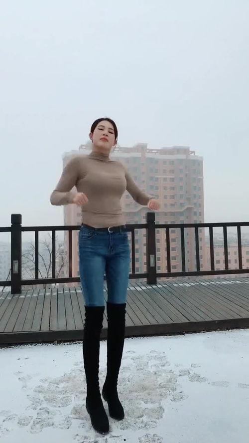 网红雪地小姐姐跳舞图片,网红小姐姐的冰雪舞姿惊艳呈现