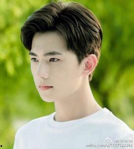 卷发的男明星,发型与风采的完美融合